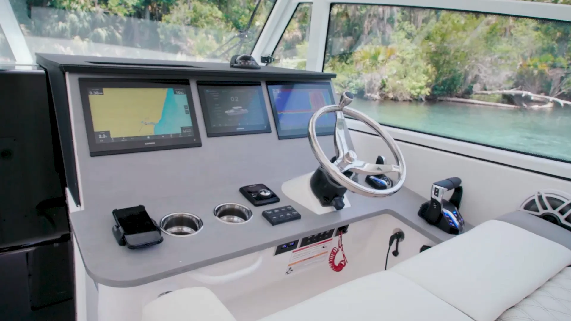 EdgeWater 310SC helm